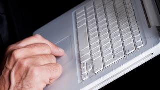 Peste 1.000 de minore au fost abordate pe internet de un bărbat de 37 de ani