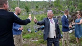 Doi tineri s-au căsătorit la graniţă, din cauza regulilor impuse de pandemie