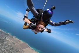 Primul salt cu parașuta, întotdeauna o aventură pe cinste (Video)