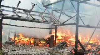 O casă a ars ca o torţă, în Suceava, după ce a fost lovită de trăsnet (Video)