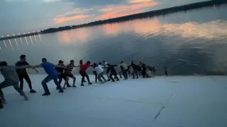 Lanț uman pentru salvarea unei femei de la înec, în Rusia (Video)