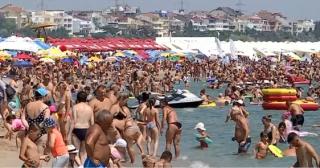 Turiștii ar putea fi obligați să păstreze distanțarea socială pe litoralul românesc, chiar dacă sunt rude