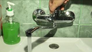 În plină criză sanitară localnicii din Întorsura Buzăului trebuie să încălzeasca apă la aragaz pentru a se spăla