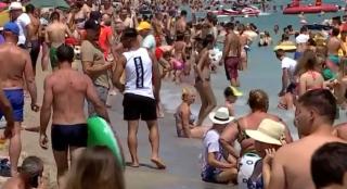 Distanță de 2 metri între partenerii necăsătoriți, la plajă, o nouă măsură propusă de autorități