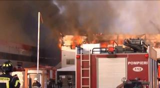 Incendiu puternic în Bragadiru. Un depozit a fost mistuit de flăcări