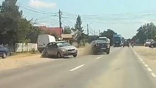 Șofer filmat în timp ce intră pe contrasens și lovește puternic o altă mașină, între Vălenii de Munte și Ploiești