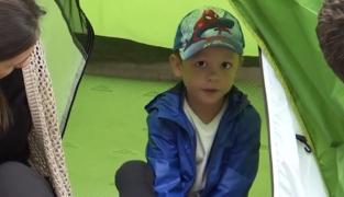 Mai mulţi copii din Râşnov au dormit printre zeci de dinozauri