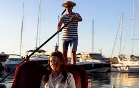 Un tânăr oferă plimbări cu gondola în Portul Tomis, din Constanța (Video)