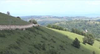 Ţinutul Pădurenilor revine încet-încet la viaţă, datorită unui drum