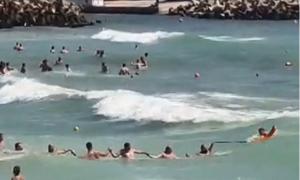 Turiștii au format un lanț uman pentru a ajuta trei salvamari intrați în apă, la Eforie Nord, după un bărbat aflat sub influența alcoolului (Video)