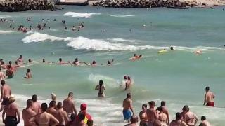 Lanț uman la Eforie Nord, pentru a scoate din valuri trei salvamari. Tinerii intraseră în mare după un turist beat (Video)