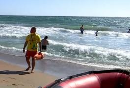 Adolescentă luată de ape, salvată de salvamari cu caiacul, la Constanța (Video)