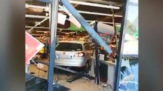 O șoferiță de 77 de ani a intrat cu mașina în plin într-un supermarket din Ilfov (Video)