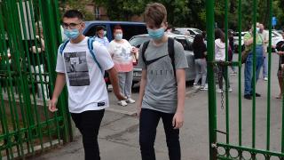 Reînceperea școlii împarte părinții în două tabere