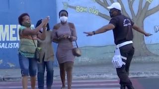 Un poliţist din Rio de Janeiro dirijează traficul în paşi de dans