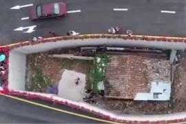 Autoritățile din China au construit un pod rutier în jurul unei case, după ce proprietara a refuzat să se mute (Video)
