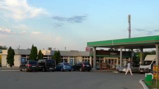 O tânără a născut în benzinărie, iar apoi a abandonat bebelușul