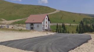 Rânca, stațiunea cu un singur drum asfaltat. Transalpina, plină de gropi și denivelări