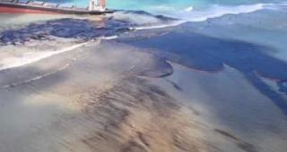 Tone de petrol se revarsă pe Insula Mauritius, după ce o navă uriașă a naufragiat
