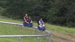 Parcul de distracţii de la Durău atrage amatorii de adrenalină cu piste de sanie de vară şi tubing