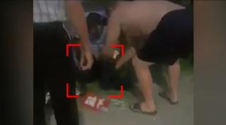 Polițiști răniți grav, după ce au fost atacați cu coasa de doi frați din Dâmbovița (Video)