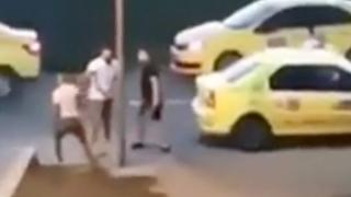 Bătaie cu bâte și pietre în fața unui local din Iași