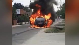 Mașină nouă, în flăcări pe o stradă din Argeş. Șoferul a reuşit săse salveze