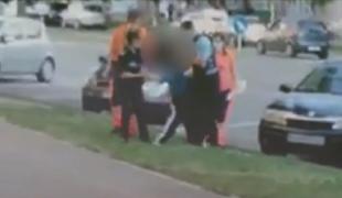 Femeie din Reșita, încătușată și urcată cu forța în ambulanță