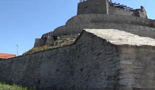 Incintă din Cetatea Devei, lasată în paragină