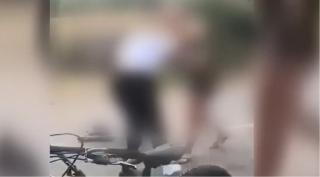 Două eleve din Dâmbovița s-au bătut ca în filme, pentru un băiat (Video)