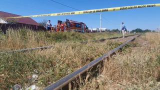 Un copil de 11 ani, care căra o roabă cu gunoi, ucis de tren, la Botoşani. Paramedicii au izbucnit în lacrimi (Video)