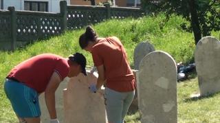Studenții restaurează cel mai vechi cimitir din Transilvania
