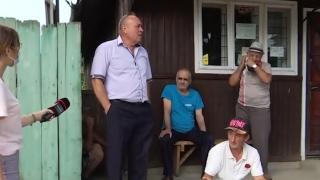 Noul virus nu schimbă vechile obiceiuri la sat. Oamenii au găsit tratamentul: băutura