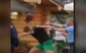 Bărbat snopit în bătaie de un agent de pază, la Auchan, în Cluj