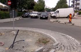 Sens giratoriu pe o stradă cu sens unic, în Eforie. Șoferii care vin de pe străzile laterale, obligați să vireze la dreapta