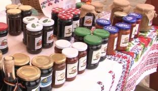 Produse ecologice la prima ediţie a târgului "Cămara Cetăţii", în Bihor