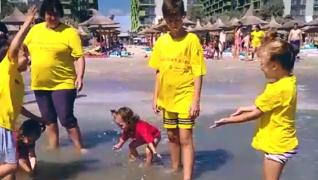 Vacanța la mare, un vis împlinit de preotul Damaschin pentru copiii nevoiaşi din Iaşi