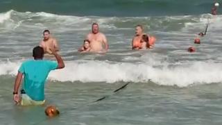 Steagul roșu nu-i sperie pe turiștii veniţi în vacanţă pe litoral