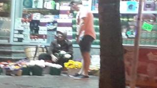 Gest de solidaritate pentru bătrâna din Baia Mare ale cărei flori au fost distruse de un individ băut