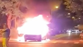 Mașină cuprinsă de flăcări pe o stradă din Brașov