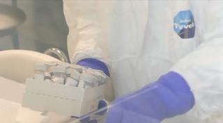 O mutație a făcut SARS-CoV-2 mult mai infecțios, dar posibil și mai puțin periculos