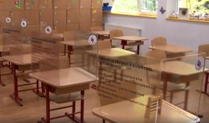 Reguli bizare la începerea școlii: declarație pe propria răspundere pentru părinți, copiii nu au voie să se atingă între ei