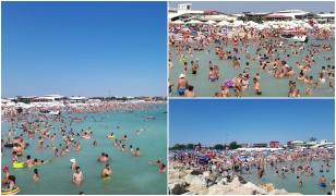 Mii de oameni se înghesuie pe plaja de la Costinești și în mare, fără nicio regulă de distanțare (video)