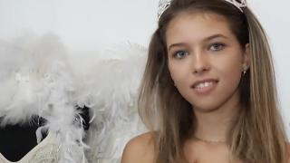 Poveste de nota 10. Timeea Anisia a luat medalia de aur la modelling