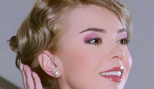 Crina Matei interpretează melodii celebre în piesa de teatru "Femeia, eterna poveste"