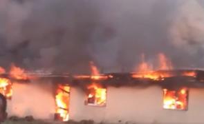 Sala de sport a unei şcoli din Argeş s-a făcut scrum, din cauza unui incendiu de vegetaţie