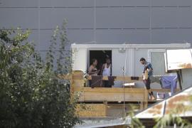 Muncitorii străini găsiţi cu Covid în Bucureşti au stat înghesuiţi în barăci o noapte. Şantierul era închis