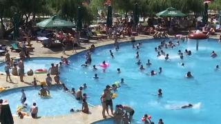 Distracţie la munte în parc acvatic şi ştranduri