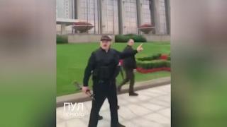 Preşedintele Belarus, cu Kalaşnikov-ul în mână, în ziua în care 200 de mii de protestatari i-au cerut demisia