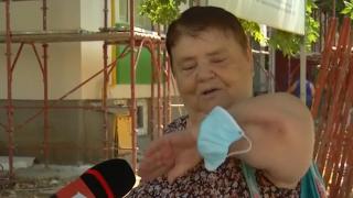 Unii români poartă cu lunile aceeaşi mască de unică folosinţă. Avertismentul medicilor